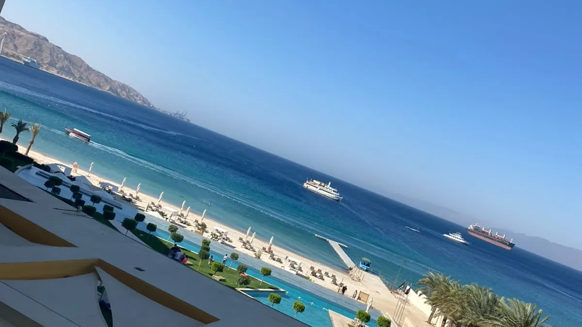 شاطئ ومنتجعات العقبة على البحر الأحمر مع جبال الساحل