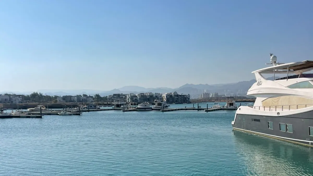 يخت راسٍ في مرسى العقبة على مياه البحر الأحمر الفيروزية