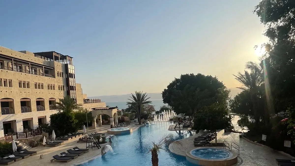 مسبح منتجع عند الغروب في رحلة عائلية