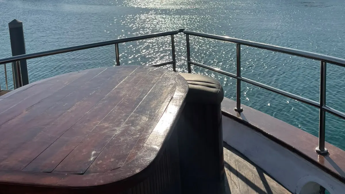 Палуба прогулочной лодки и залив Акаба