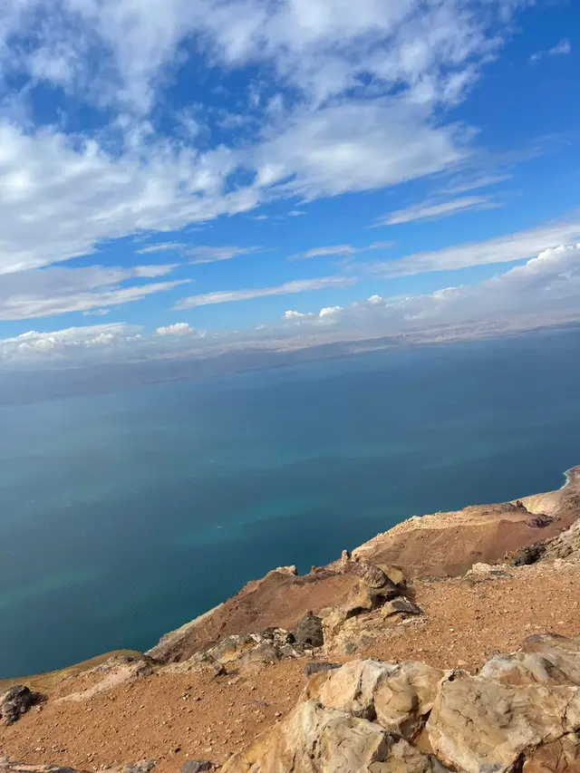 منحدرات البحر الميت وصخوره الملحية