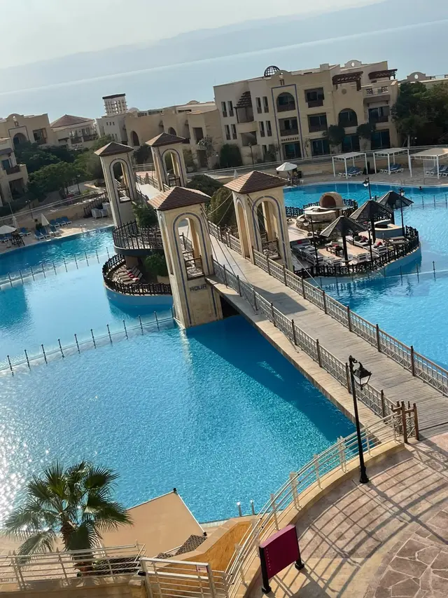 برك ومسابح منتجع من إحدى جولاتنا