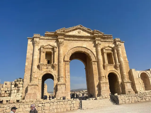 قوس هادريان عند مدخل جرش الأثرية