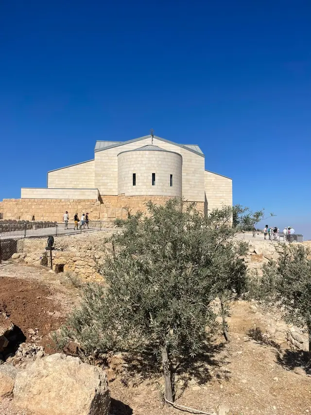 مبنى كنيسة نصب موسى التذكاري على قمة جبل نيبو